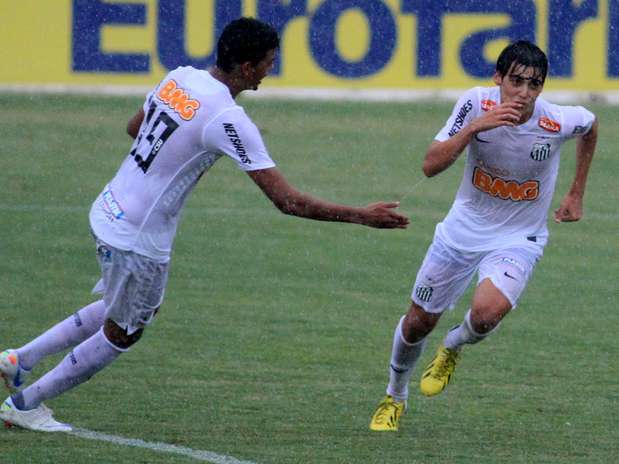 Léo Cittadini (à direita) marcou o terceiro gol do Santos Foto: Denny Cesare / Futura Press
