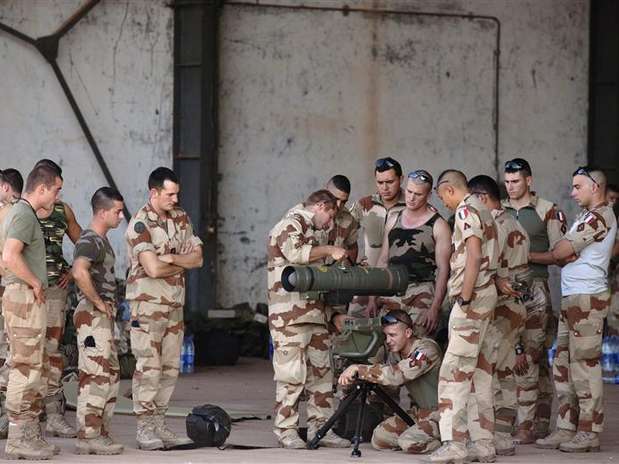 Soldados franceses participaram de treinamento em base aérea de Bamako, Mali Foto: Joe Penney / Reuters