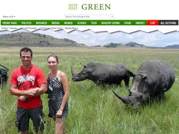 Casal posa para foto ao lado de rinoceronte instantes antes de provocar o ataque do animal Foto: Huffington Post / Reprodução