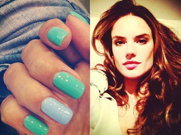 Alessandra Ambrósio apostou na tendência \"filha única\", com as unhas verdes e apenas uma em azul Foto: Instagram / Divulgação