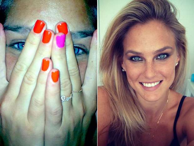 Eleita a mulher mais sexy do mundo, Bar Refaeli também investiu na tendência \"filha única\", com esmaltes laranja e rosa Foto: Instagram / Divulgação