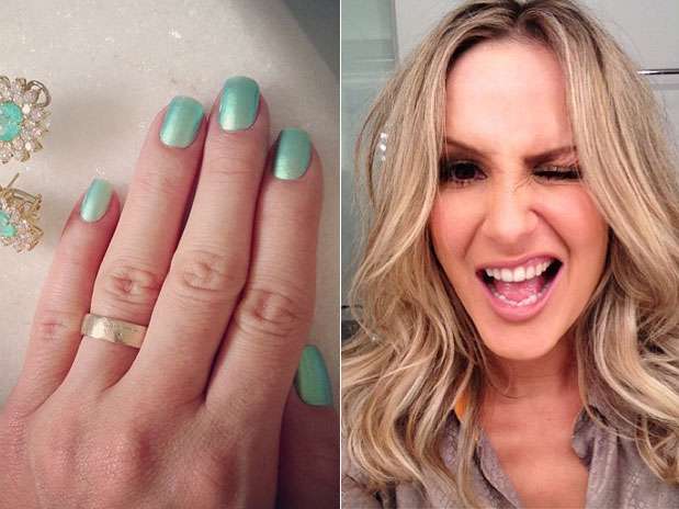 \"Cor de esmalte 'Ver-te-mar', da linha Claudia Leitte\", escreveu a cantora no Instagram Foto: Instagram / Divulgação