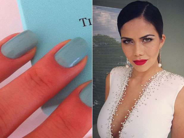 A apresentadora Daniela Albuquerque passou esmalte azul claro nas unhas Foto: Instagram / Divulgação