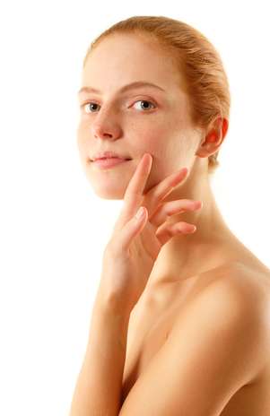 Causadas pelo excesso de produção de melanina, sardas exigem cuidados especiais nos dias de intenso calor para não aumentarem de tamanho e escurecer Foto: Shutterstock Causadas pelo excesso de produção de melanina, sardas exigem cuidados especiais nos dias de intenso calor para não aumentarem de tamanho e escurecer Foto: Shutterstock