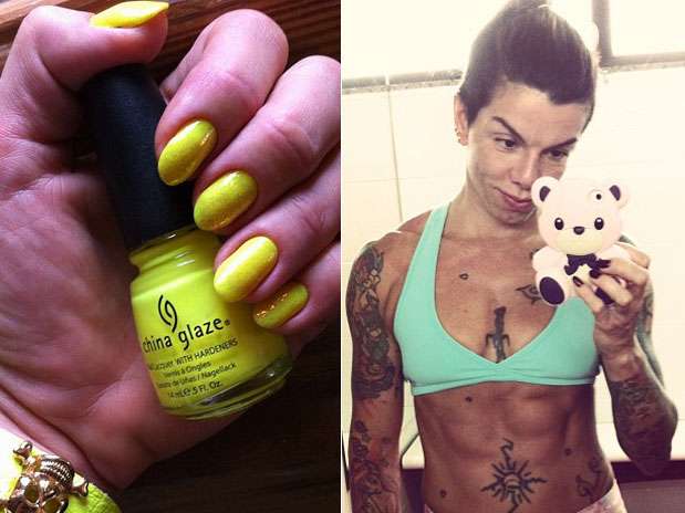 \"Quando a vida der limões, use tudo amarelo-limão\", escreveu Penélope Nova ao publicar foto do seu esmalte no Instagram Foto: Instagram / Divulgação