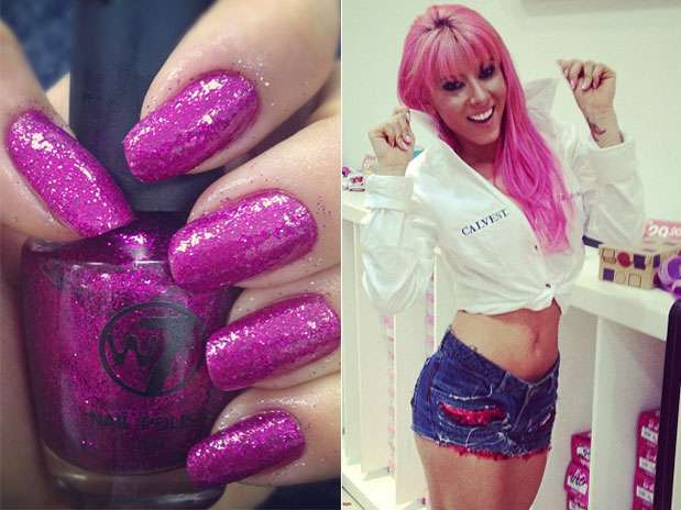 Ousada, a panicat Thais Bianca apostou em um esmalte pink com muito brilho Foto: Instagram / Divulgação