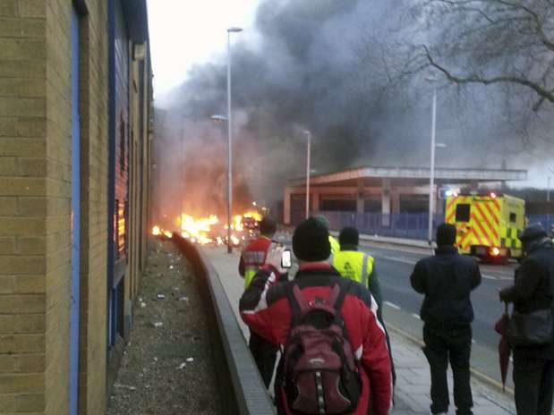 Pessoas começam a se aglomerar instantes depois da queda do helicóptero em Vauxhall, no centro de Londres Foto: AP Pessoas começam a se aglomerar instantes depois da queda do helicóptero em Vauxhall, no centro de Londres Foto: AP