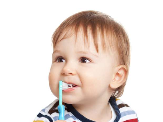 Quanto antes houver o contato com a higiene oral, melhor será para a criança adquirir o hábito da escovação. Isso pode ser feito antes mesmo dos primeiros dentinhos nascerem. Foto: Shutterstock Quanto antes houver o contato com a higiene oral, melhor será para a criança adquirir o hábito da escovação. Isso pode ser feito antes mesmo dos primeiros dentinhos nascerem. Foto: Shutterstock