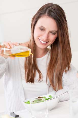 Para potencializar os efeitos do método contra os temidos furinhos, vale a pena manter uma alimentação balanceada e beber dois litros de água por dia Foto: Shutterstock