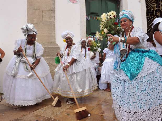 Como manda a tradição, baianas varrem e lavam as escadarias da igreja Foto: Prefeitura de Salvador / Divulgação Como manda a tradição, baianas varrem e lavam as escadarias da igreja Foto: Prefeitura de Salvador / Divulgação