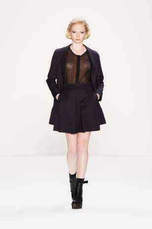 Nesta sexta-feira (18), na semana de moda de Berlim, Anne Gorke usou blusas transparentes que deixaram os seios das modelos à mostra Foto: Getty Images