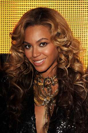 Eleita a mulher mais sexy do século 21 pela revista masculina GQ, a diva da música pop Beyoncé cuida da pele negra com diamantes  Foto: Getty Images
