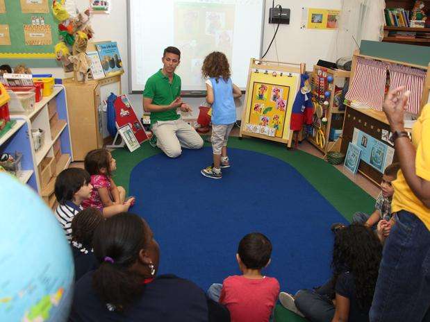 Alexandre Lopes trabalha com um programa de inclusão para crianças com autismo em sala de aula Foto: Macy's/Divulgação