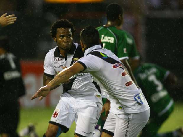 Carlos Alberto comemora primeiro dos três gols do Vasco na vitória sobre Boavista Foto: Paulo Sérgio / Agência Lance