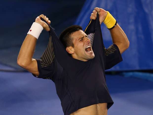 Em êxtase, Djokovic rasga camisa após vencer Wawrinka; sérvio pega Berdych nas quartas de final Foto: Getty Images