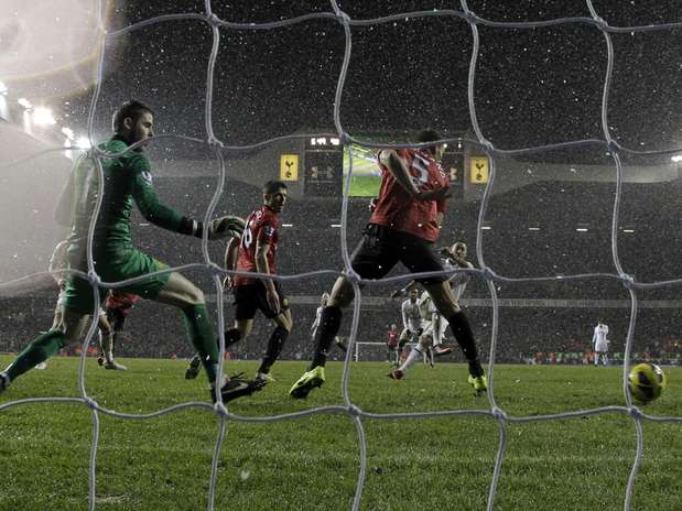 Dempsey fez o gol de empate do Tottenham no fim do jogo Foto: AP