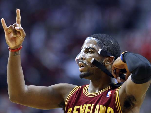 Armador dos Cavs, Kyrie Irving ajusta máscara de proteção durante derrota para o Jazz Foto: AP