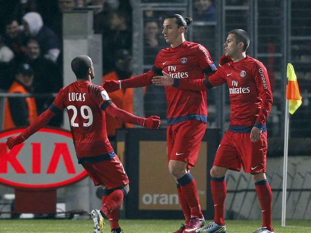 Lucas e Ibrahimovic comemoram gol do PSG Foto: Reuters