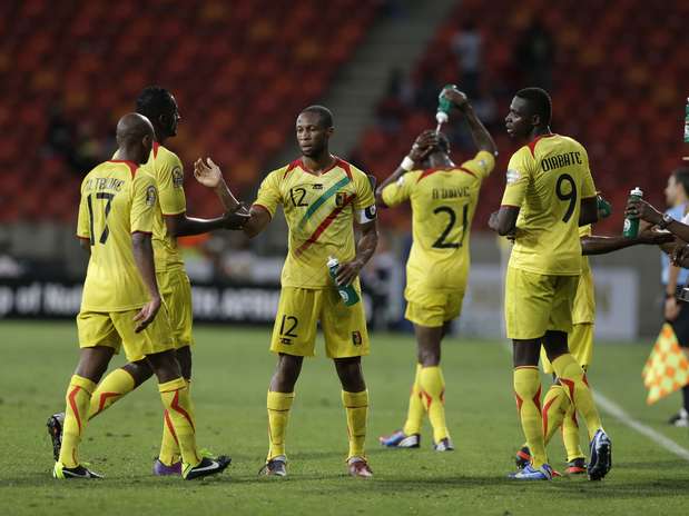 Keita é festejado por companheiros após marcar Foto: AP