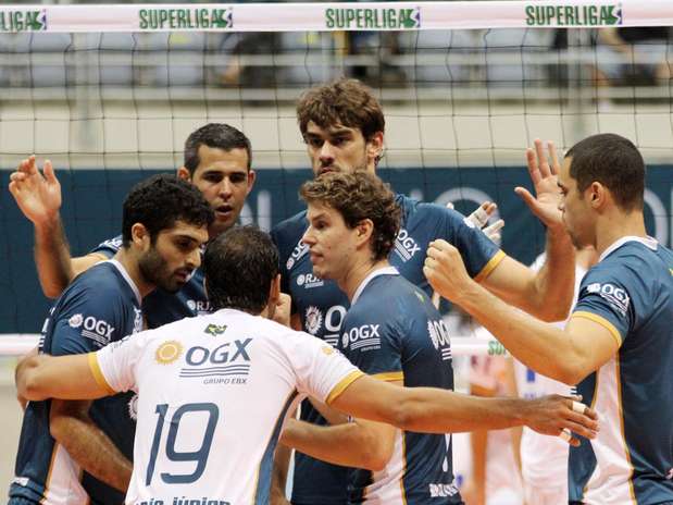 Time comemora mais um triunfo na Superliga Foto: Alexandre Arruda/CBV / Divulgação Time comemora mais um triunfo na Superliga Foto: Alexandre Arruda/CBV / Divulgação