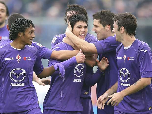 Roncaglia comemora gol do meio de campo; Fiorentina e Napoli ficaram no 1 a 1  Foto: Reuters