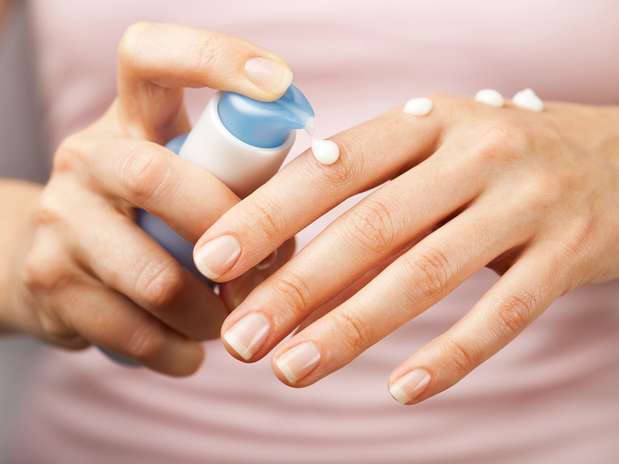 Livres de componentes tóxicos, como álcool, corantes, perfumes e alguns conservantes, cosméticos vêm conquistando espaço no dia a dia das mulheres Foto: Shutterstock