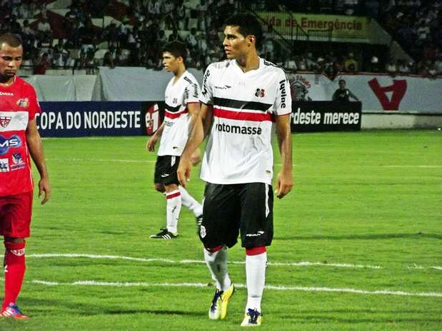 Philco precisou passar por período de testes no Arruda, mas já estreou marcando pelo Santa Cruz Foto: Jamil Gomes/Santa Cruz / Divulgação Philco precisou passar por período de testes no Arruda, mas já estreou marcando pelo Santa Cruz Foto: Jamil Gomes/Santa Cruz / Divulgação