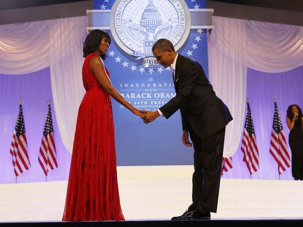 Obama faz uma reverência diante da mulher Michelle antes do início da dança Foto: Reuters