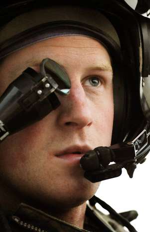 O príncipe Harry - ou soldado Gales, como prefere ser chamado no Exército - em helicóptero em Camp Bastion, no sul afegão (foto de 12 de dezembro de 2012) Foto: AP