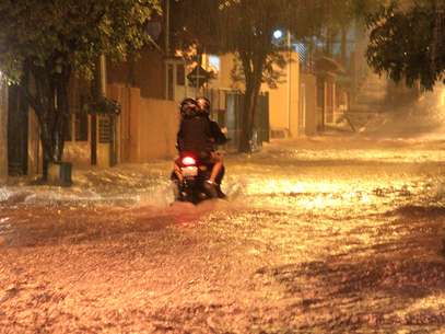 Chuva e alagamento na rua Donato Luongo, zona norte de São Paulo Foto: Willians Queiroz / Futura Press