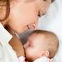 Além de munir de anticorpos, amamentação aproxima mãe e bebê. Foto: Shutterstock