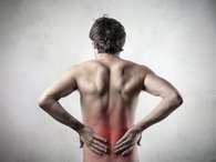 O principal sintoma do cálculo renal é a cólica renal, uma dor aguda  nas costasFoto: Getty Images