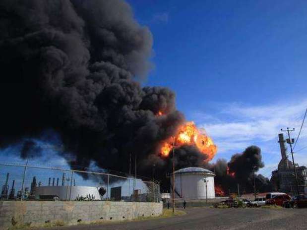 Raio provocou incêndio em usina de etanol na tarde deste domingo em Ourinhos, no interior de São Paulo Foto: Germaneo Toloto / vc repórter