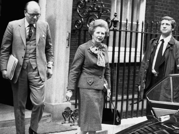 Imagem de 14 de abril de 1982 mostra a primeira-ministra britânica a caminho de uma reunião de emergência com o Parlamento a respeito da crise com a Argentina Foto: AP