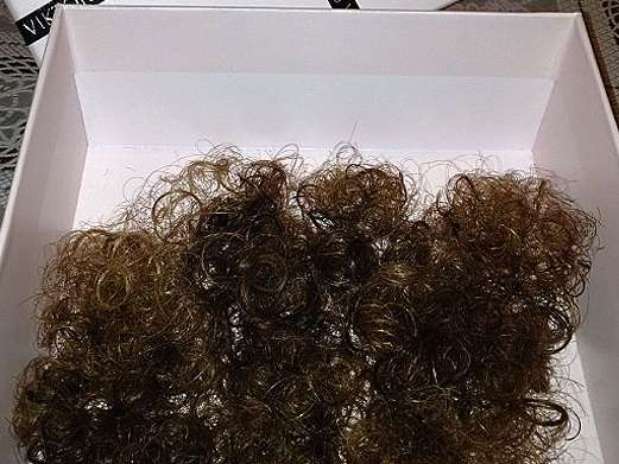 Mãe de David Luiz publicou fotos da cabeleira do jogador cortada e embalada para presente Foto: Instagram / Reprodução