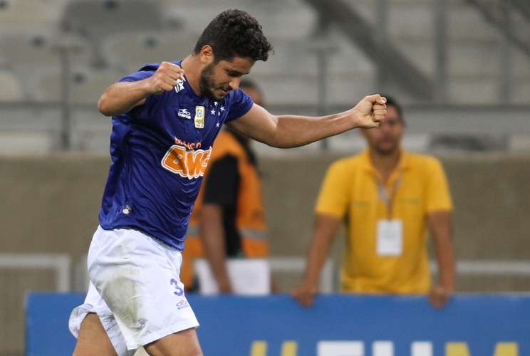 Com bola parada, Léo salva noite do Cruzeiro na Copa BR