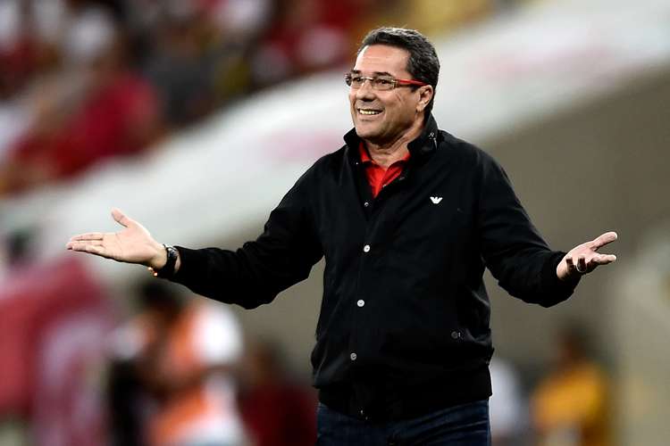 Mais tranquilo, Luxa quer time misto no clássico e foco na Copa do Brasil