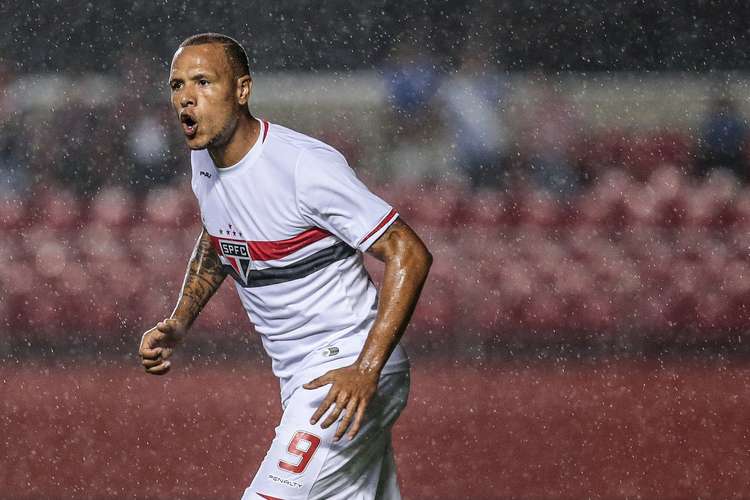 Luís Fabiano mostra raça, mas para na trave em semifinal