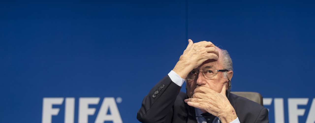 Joseph Blatter renuncia à presidência da Fifa após escândalo