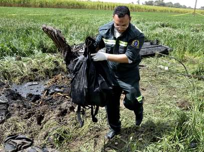 Autoridade egípcia coleta materiais no local em que o balão caiu Foto: AP Autoridade egípcia coleta materiais no local em que o balão caiu Foto: AP