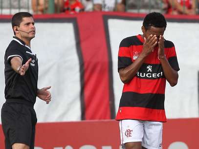 Com propostas de amistosos, diretor do Fla nega prejuízo por eliminação