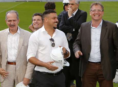 Ronaldo cita vergonha por atrasos da Copa e rebate P. Coelho