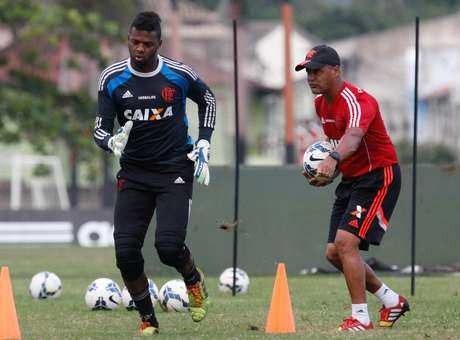 Após falta em treino, Felipe pode ir para banco do Fla