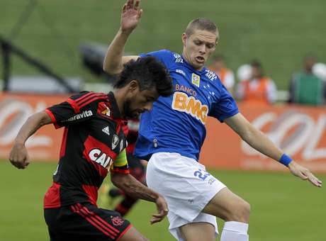 Léo Moura defende cobranças internas feitas por dirigente