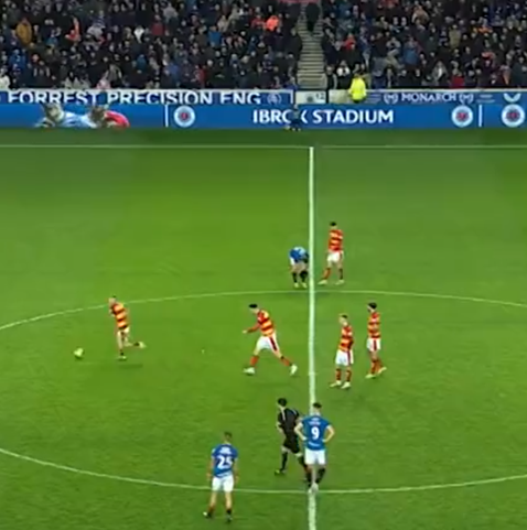 Em partida pela Copa da Escócia, o Rangers fez um gol desrespeitando o fair  play, causando uma confusão em campo. Em seguida, o próprio técnico do  Rangers pediu para que o time