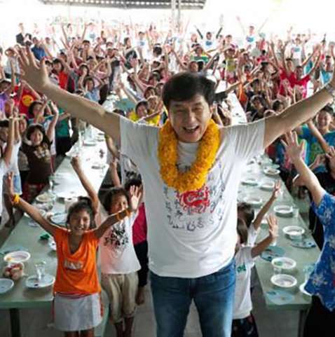 Abandono, pobreza, filhos rebeldes: vida de Jackie Chan parece filme