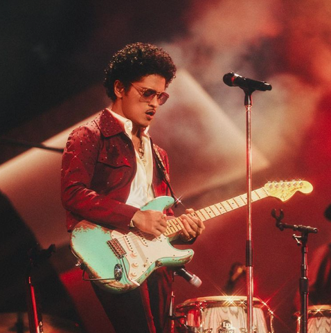 Bruno Mars: Conheça o guitarrista brasileiro do astro pop - Tangerina