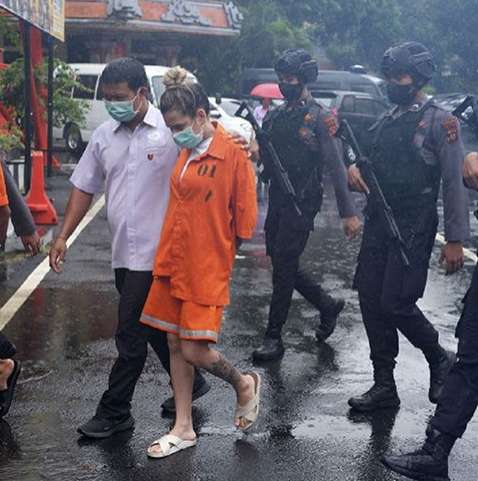 Brasileira &eacute; julgada e pode ser fuzilada por tr&aacute;fico de drogas na Indon&eacute;sia