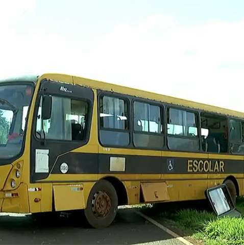 Motorista de ônibus escolar abandona veículo ao ser parado em