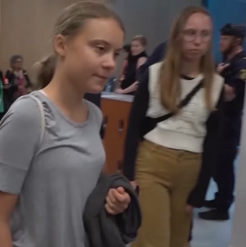 Dias após ser condenada por desobediência, Greta Thunberg imita Barbie